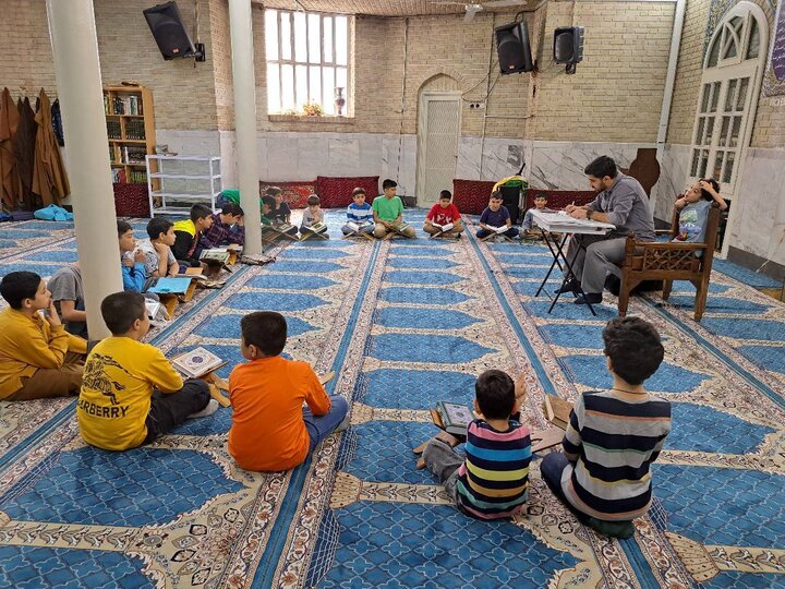 تصاویر/ آموزش حفظ قرآن با مشارکت روحانیون در دارالقرآن الکریم مسجد علی بن الحسین(ع)