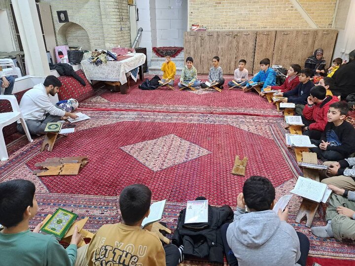 تصاویر/ آموزش حفظ قرآن با مشارکت روحانیون در دارالقرآن الکریم مسجد علی بن الحسین(ع)