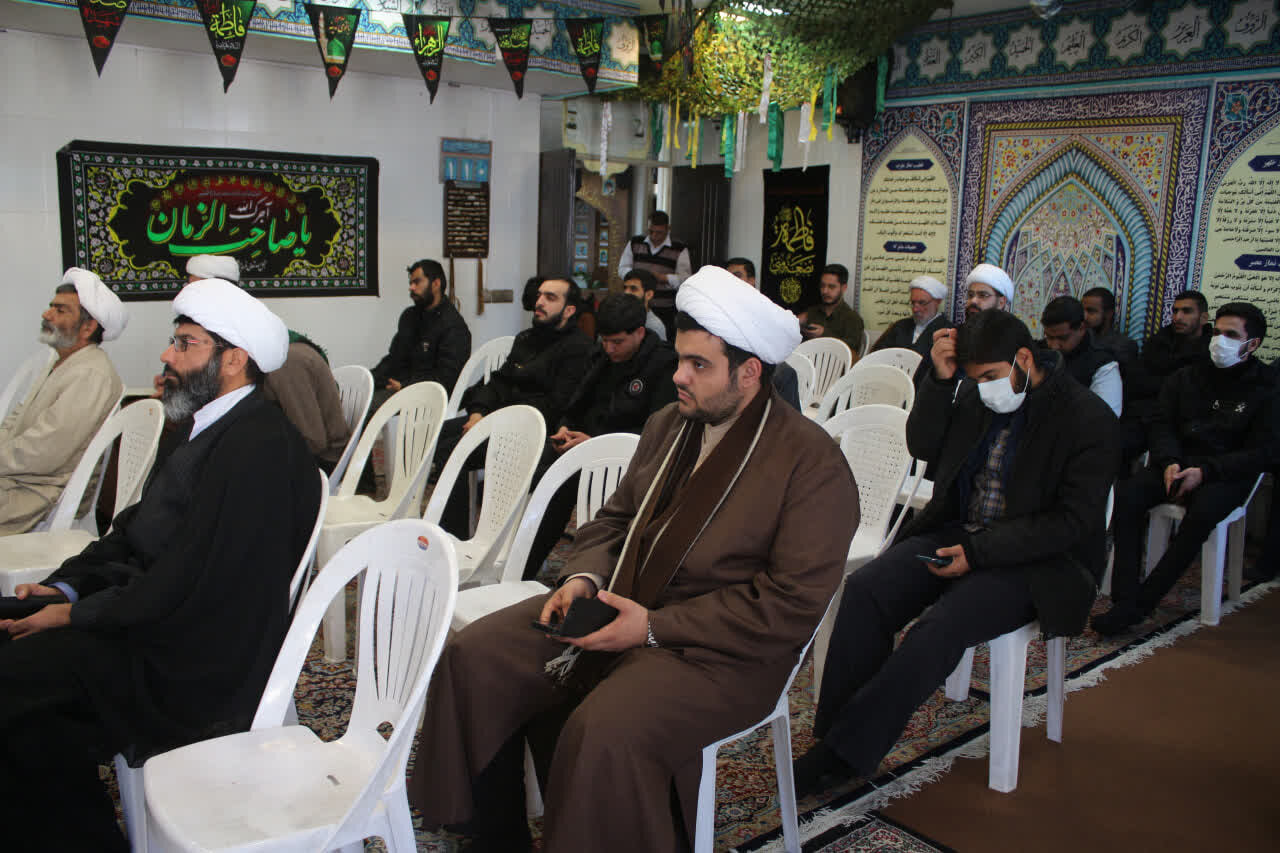 شرکت طلاب در جلسه شرح حدیث.