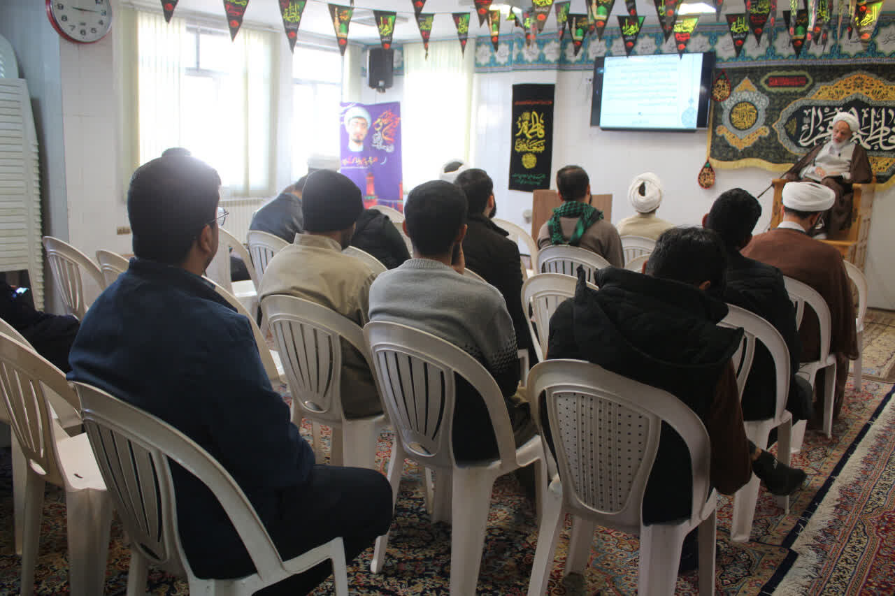 شرکت طلاب در جلسه شرح حدیث.