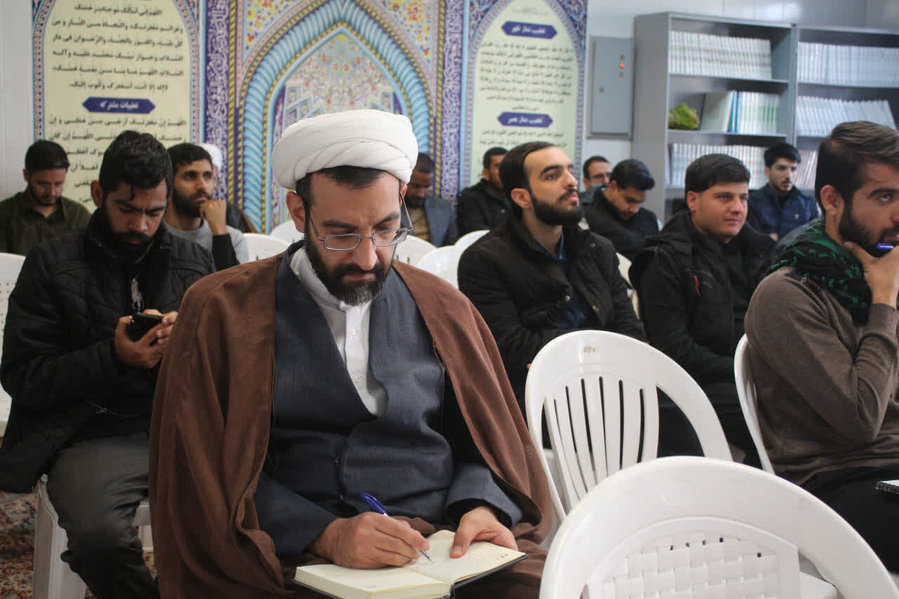 شرکت طلاب در جلسه شرح حدیث.