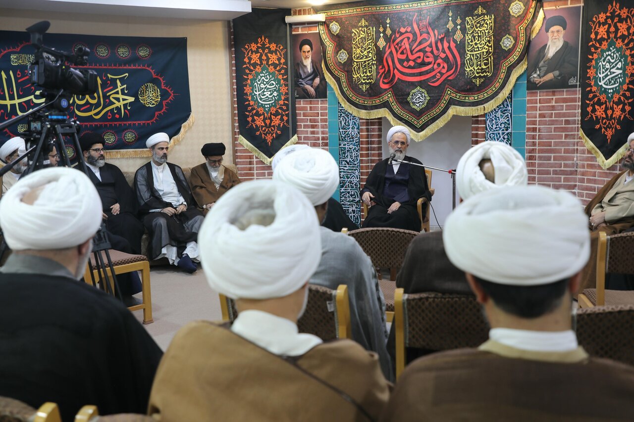 تصاویر/ دیدار آیت الله اعرافی با برخی از اساتید حوزه علمیه نجف اشرف