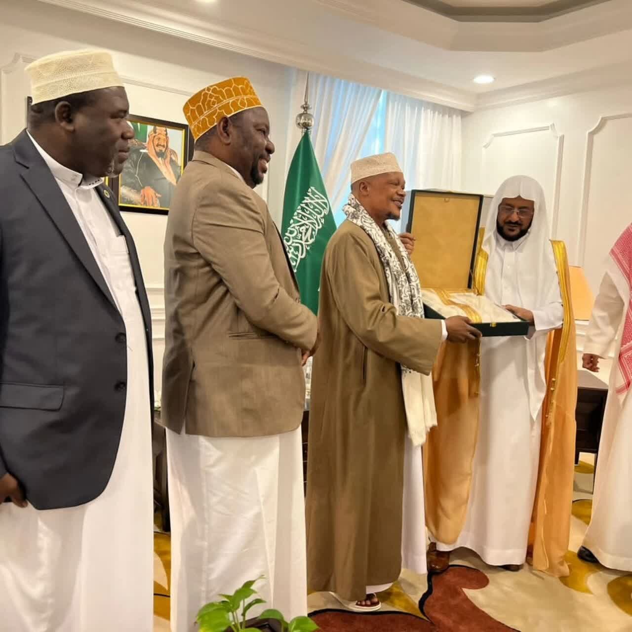 Mufti wa Tanzania Dkt. Abubakar Zuber Bin Ally Asaini Mkataba wa Makubaliano ya Kusaidiana na Saudi Arabia