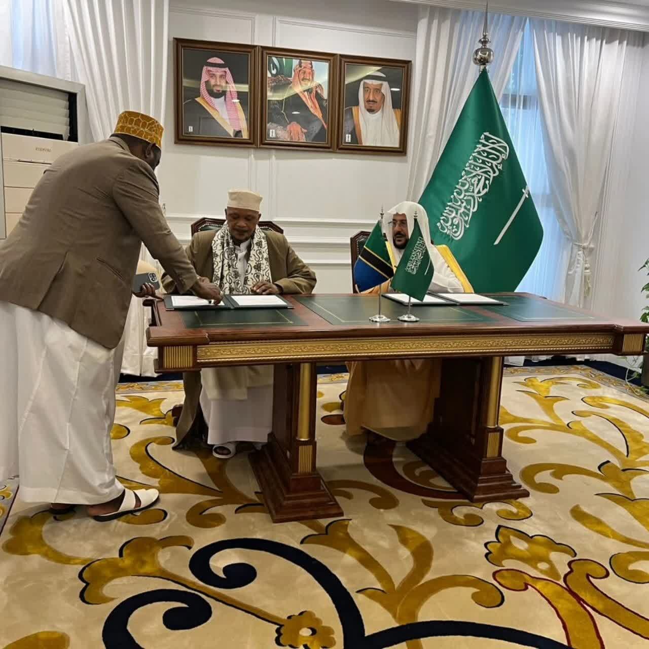 Mufti wa Tanzania Dkt. Abubakar Zuber Bin Ally Asaini Mkataba wa Makubaliano ya Kusaidiana na Saudi Arabia
