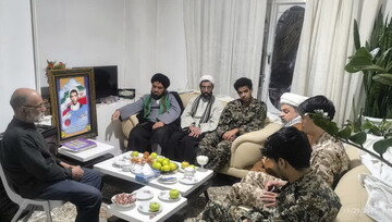 دیدار کارکنان مدرسه علمیه امام موسی کاظم(ع) برزک با خانواده روحانیون شهید+عکس