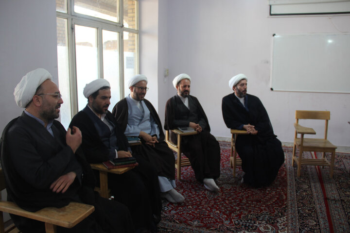 تصاویر / دیدار مدیر مرکز تد وین متون منابع درسی حوزه های علمیه کشور با مدیر و طلاب مدرسه علمیه امام صادق علیه الاسلام