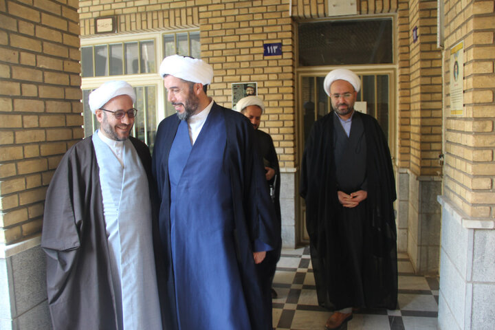 تصاویر / دیدار مدیر مرکز تد وین متون منابع درسی حوزه های علمیه کشور با مدیر و طلاب مدرسه علمیه امام صادق علیه الاسلام