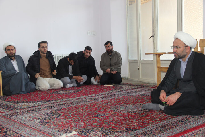 تصاویر / دیدار مدیر مرکز تد وین متون منابع درسی حوزه های علمیه کشور با مدیر و طلاب مدرسه علمیه امام صادق علیه الاسلام