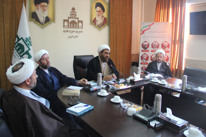 تصاویر / دیدار مدیر مرکز متون ن منابع درسی حوزه های علمیه کشور با مدیر واساتید حوزه علمیه قزوین