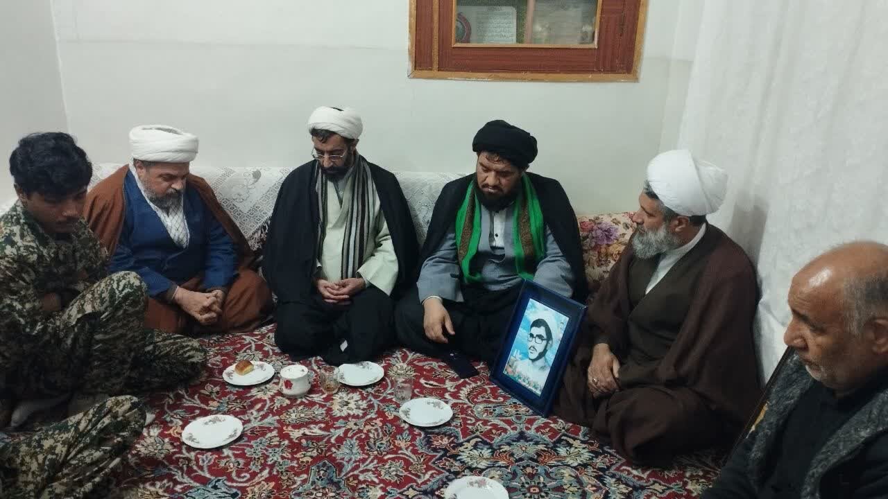 دیدار کارکنان مدرسه علمیه امام موسی کاظم(ع) برزک با خانواده روحانیون شهید