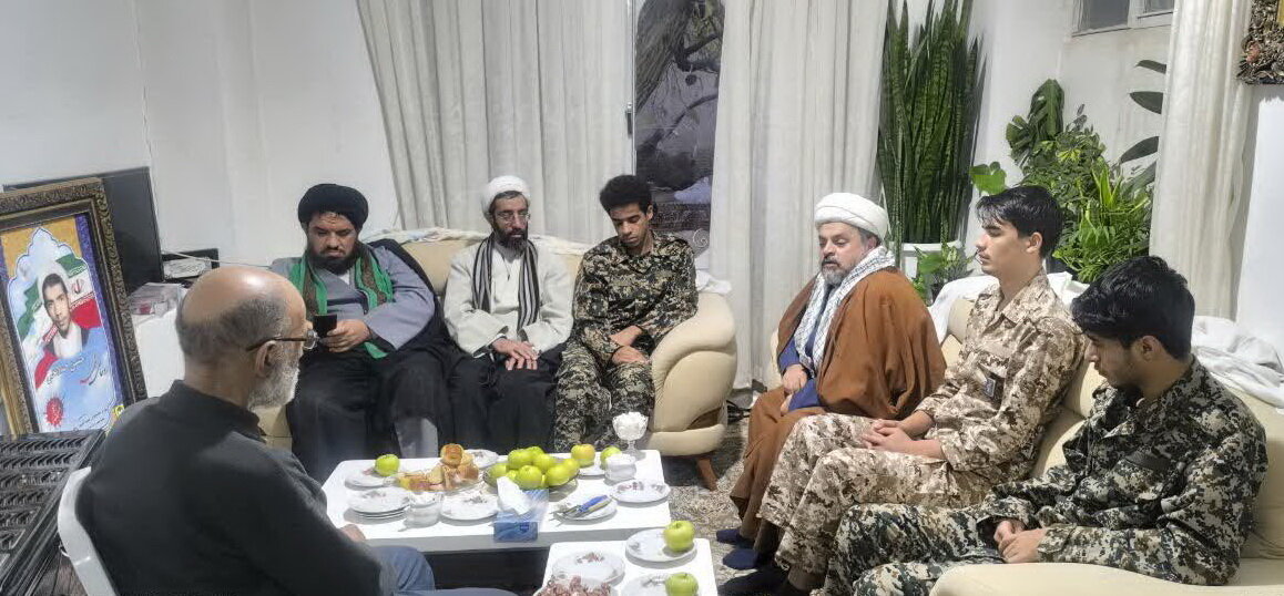 دیدار کارکنان مدرسه علمیه امام موسی کاظم(ع) برزک با خانواده روحانیون شهید