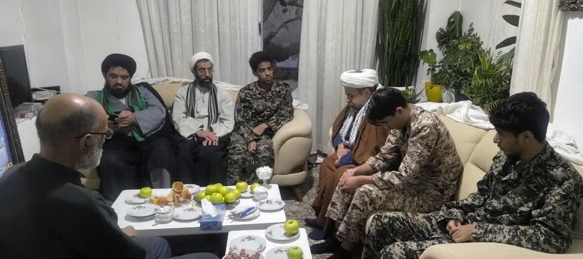 دیدار کارکنان مدرسه علمیه امام موسی کاظم(ع) برزک با خانواده روحانیون شهید