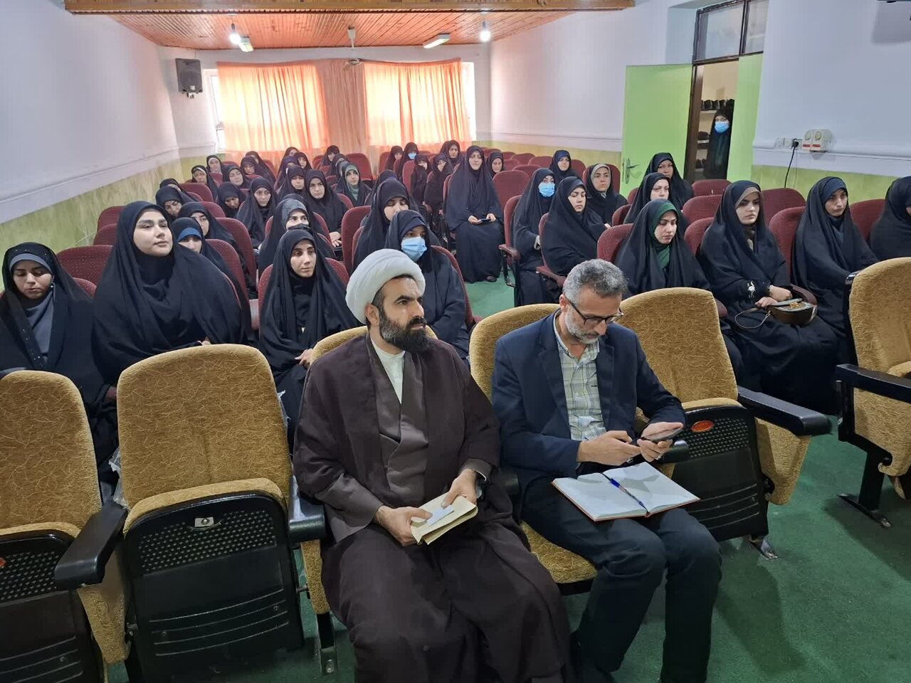 برگزاری نشست مدیر حوزه علمیه گیلان با مبلغات طرح مدارس امین شهرستان تالش + عکس