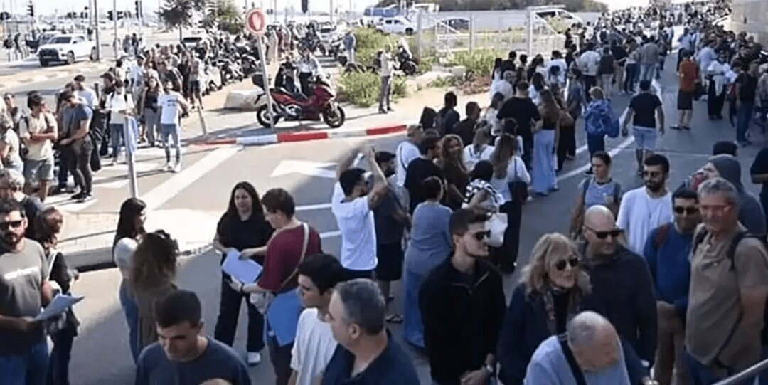 इज़राइल से पलायन की लहर तेज / पुर्तगाली दूतावास के बाहर हज़ारों यहूदियों की लंबी कतारें