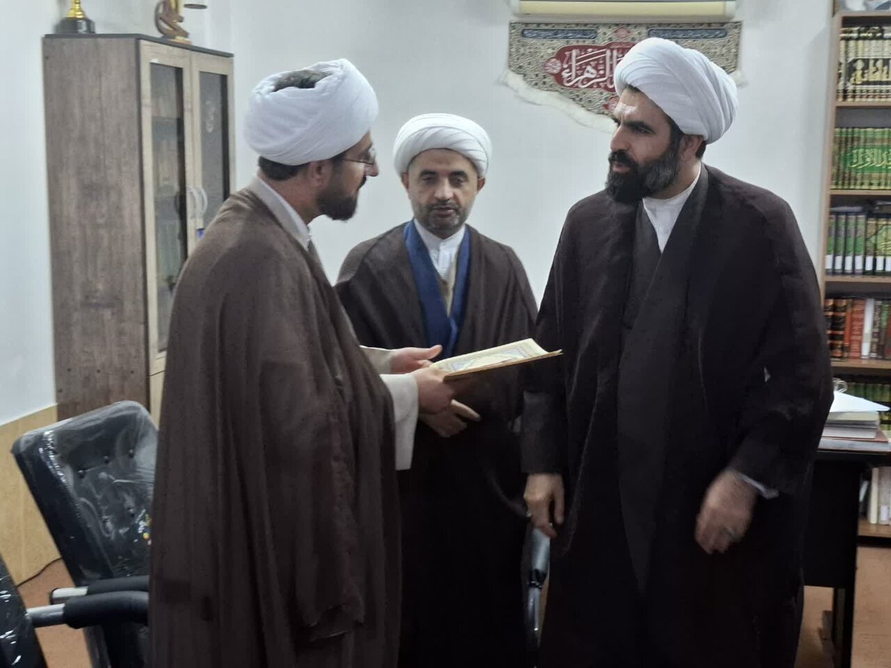 نشست مشترک مدیر حوزه علمیه گیلان با مبلغین طرح هجرت شهرستان تالش برگزار شد+ عکس