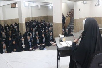 برگزاری نشست علمی پژوهشی «کتاب و شخصیتسازی» در شعبۀ خواهران جامعهالمصطفی کراچی