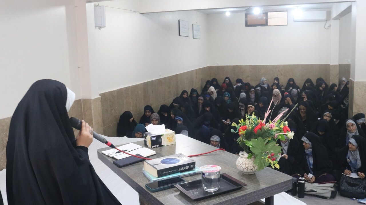 برگزاری نشست علمی پژوهشی «کتاب و شخصیتسازی» در شعبۀ خواهران جامعهالمصطفی کراچی