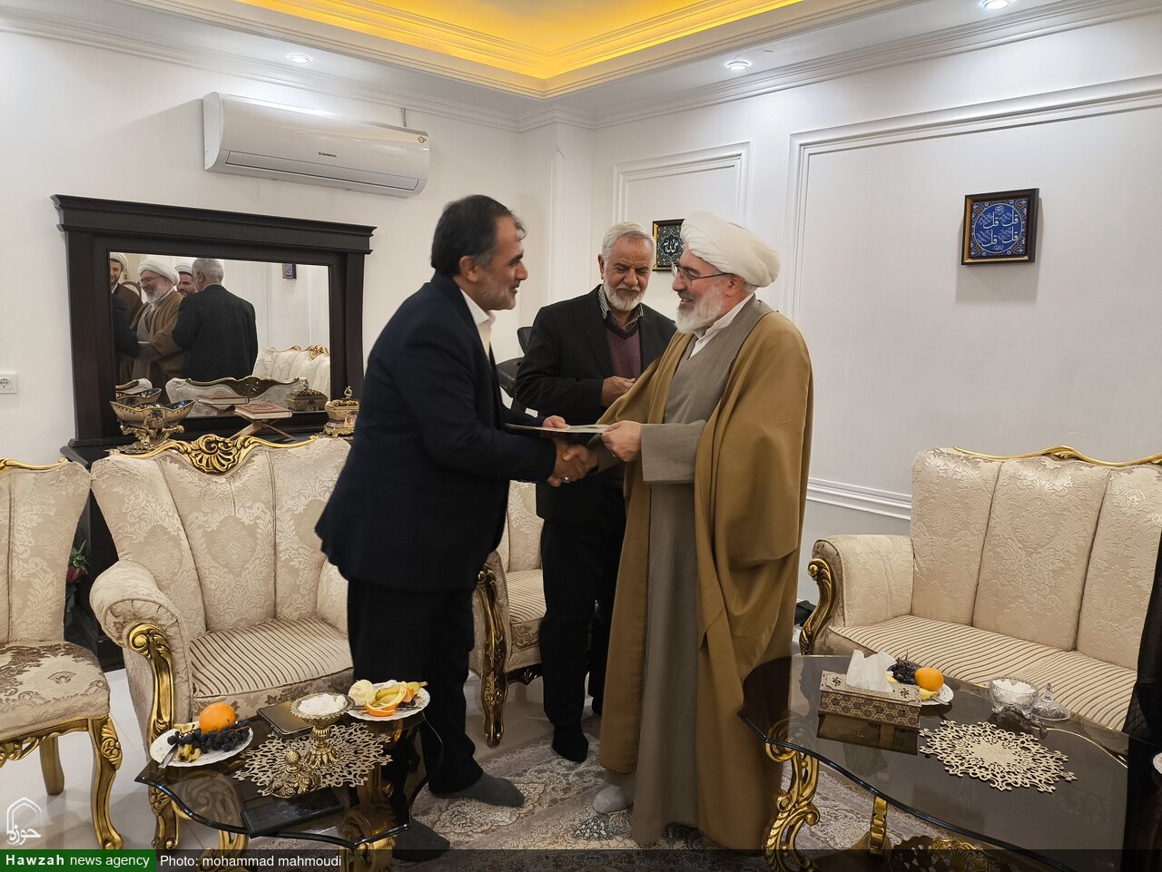 ظرفیت شعر و هنر با مفاهیم دینی و انقلابی به مخاطب ارائه شود