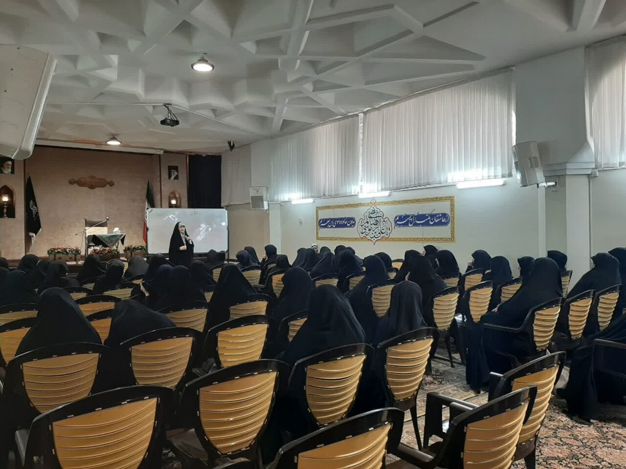 خادمان خواهر حرم حضرت معصومه(س) زبان عربی می‌آموزند / حضور ۲۱۰ نفر از خدام خواهر در دوره زبان عربی