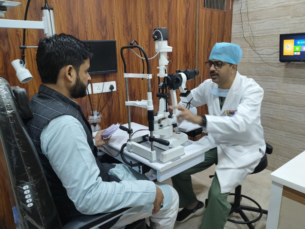 مولانا سید محمود رضوی نے مفت آئی و میڈیکل کیمپ کا معائنہ کیا؛ ڈاکٹر فاروقی کی خدمات کو خراجِ تحسین