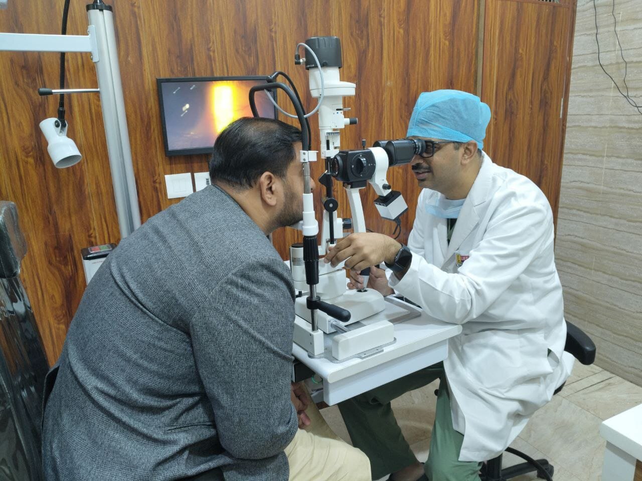 مولانا سید محمود رضوی نے مفت آئی و میڈیکل کیمپ کا معائنہ کیا؛ ڈاکٹر فاروقی کی خدمات کو خراجِ تحسین