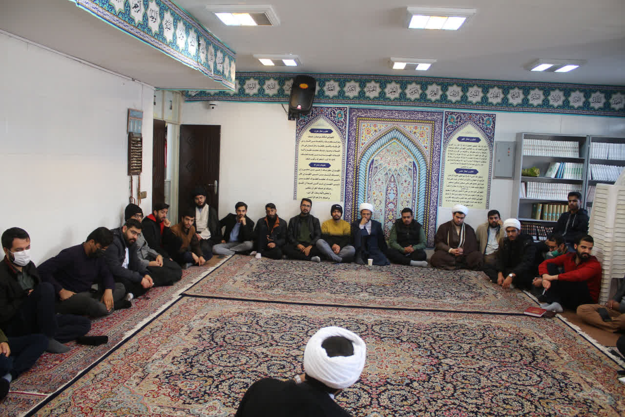 نشست طلاب کرمان در آستانه سالگرد سردار سلیمانی برگزار شد+عکس