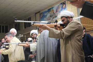 تصاویر / مدیر و طلاب حوزه علمیه قزوین دست به اسلحه شدند