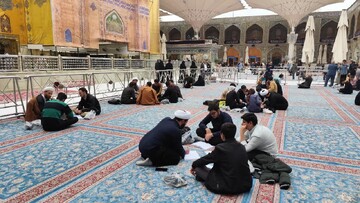 تصاویر / برگزاری کلاس درس طلاب مدرسه علمیه شیخ علیخان زنگنه در حرم امیرالمومنین علی(ع)