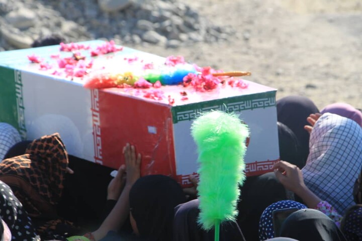 تصاویر/آیین استقبال و تشیع پیکر مطهر شهید گمنام در روستای شهر سندرک