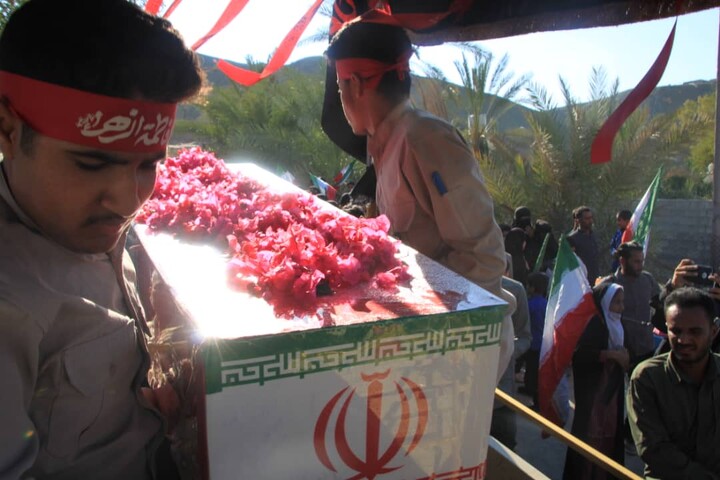 تصاویر/آیین استقبال و تشیع پیکر مطهر شهید گمنام در روستای شهر سندرک