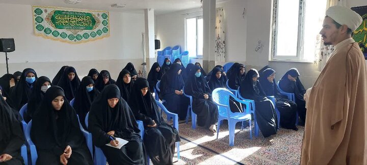 تصاویر/ برگزاری درس اخلاق در مدرسه علمیه الزهرا(س) شهداد