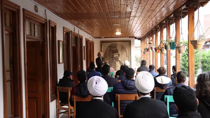 حضور طلاب مدرسه‌ی امیرالمؤمنین‌(ع) رشت به مناسبت صد و چهارمین سالگرد شهادت روحانی مبارز نهضت جنگل