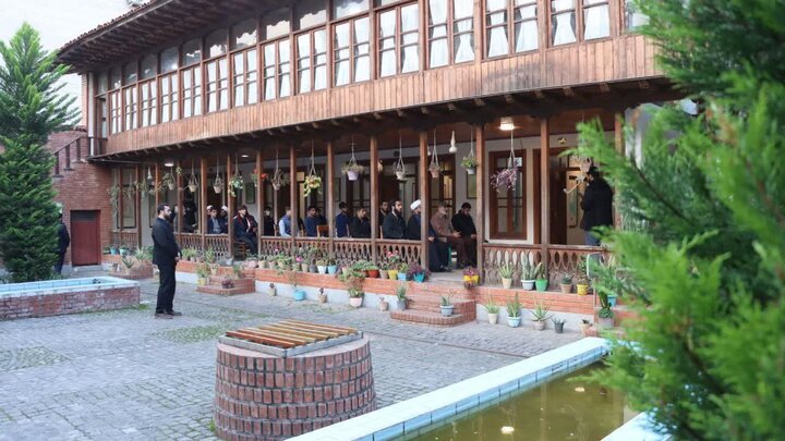 حضور طلاب مدرسه‌ی امیرالمؤمنین‌(ع) رشت به مناسبت صد و چهارمین سالگرد شهادت روحانی مبارز نهضت جنگل