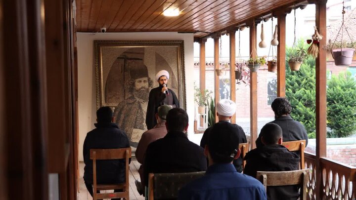 حضور طلاب مدرسه‌ی امیرالمؤمنین‌(ع) رشت به مناسبت صد و چهارمین سالگرد شهادت روحانی مبارز نهضت جنگل