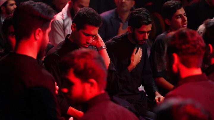 حضور طلاب در مجلس سوگواری مدرسه علمیه امام حسن مجتبی(ع).