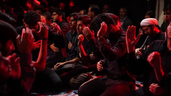 حضور طلاب در مجلس سوگواری مدرسه علمیه امام حسن مجتبی(ع).