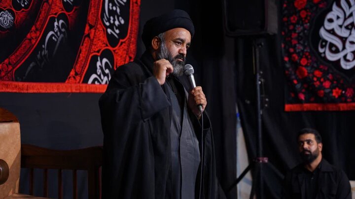 حضور طلاب در مجلس سوگواری مدرسه علمیه امام حسن مجتبی(ع).