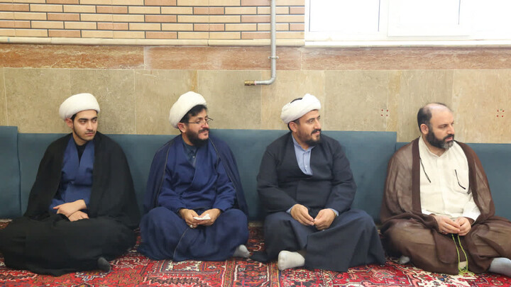 تصاویر/ دوازدهمین جلسه برنامه «طلبه باشیم» در مدرسه علمیه امیرالمومنین(ع)تبریز