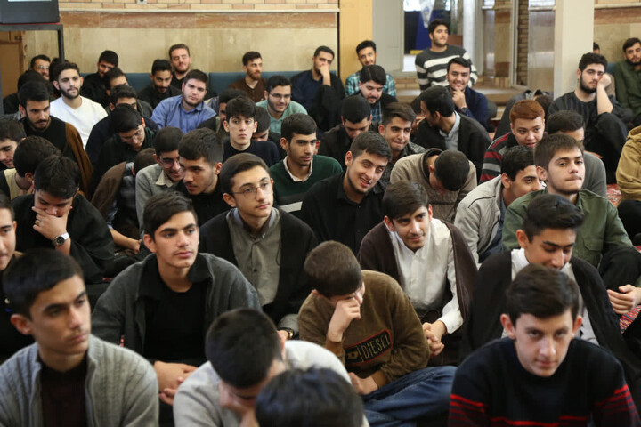 تصاویر/ دوازدهمین جلسه برنامه «طلبه باشیم» در مدرسه علمیه امیرالمومنین(ع)تبریز