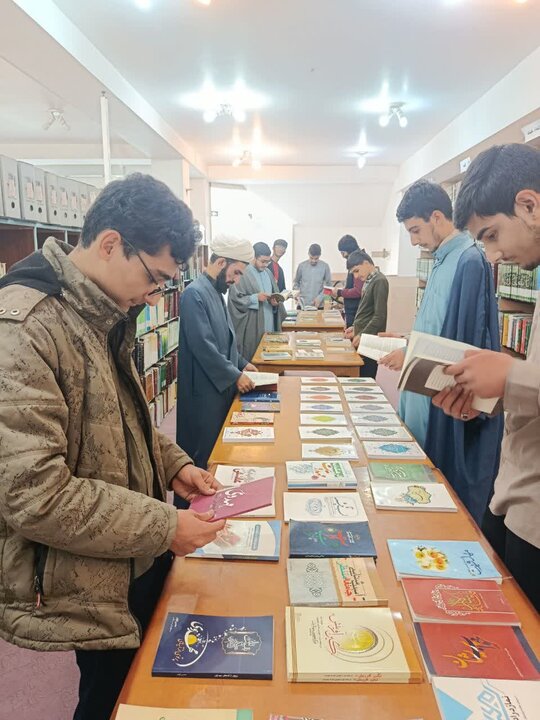 تصاویر/ استقبال بازدیدکنندگان از نمایشگاه کتاب آران و بیدگل