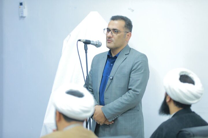 تصاویر/ رونمایی از پوستر هفته فرهنگی و غبارروبی مزار شهدای ساوجبلاغ