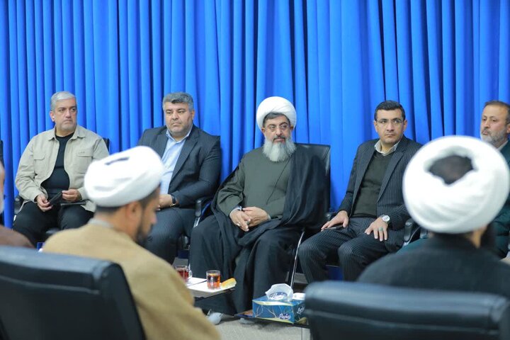 تصاویر/ رونمایی از پوستر هفته فرهنگی و غبارروبی مزار شهدای ساوجبلاغ