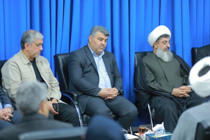 تصاویر/ رونمایی از پوستر هفته فرهنگی و غبارروبی مزار شهدای ساوجبلاغ