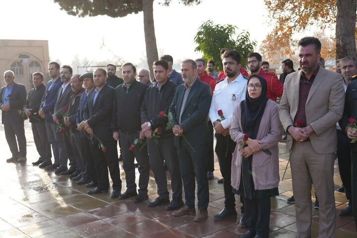 تصاویر/ رونمایی از پوستر هفته فرهنگی و غبارروبی مزار شهدای ساوجبلاغ