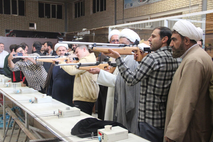 تصاویر / حضور مدیر حوزه علمیه قزوین از مسابقات تیراندازی طلاب حوزه علمیه قزوین