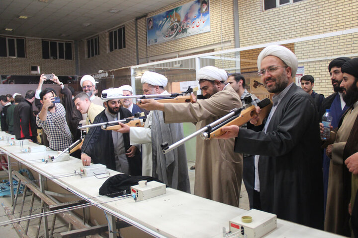 تصاویر / حضور مدیر حوزه علمیه قزوین از مسابقات تیراندازی طلاب حوزه علمیه قزوین