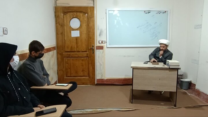 تصاویر/ برگزاری کانون های علمی در مدرسه علمیه امام صادق علیه‌السلام قروه