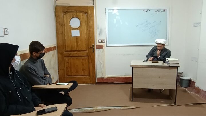 تصاویر/ برگزاری کانون های علمی در مدرسه علمیه امام صادق علیه‌السلام قروه