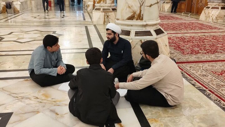 تصاویر / برگزاری کلاس درس طلاب مدرسه علمیه شیخ علیخان زنگنه در حرم امیرالمومنین علی(ع)