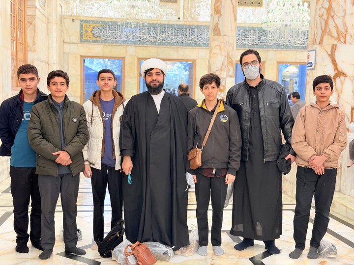 تصاویر / برگزاری کلاس درس طلاب مدرسه علمیه شیخ علیخان زنگنه در حرم امیرالمومنین علی(ع)